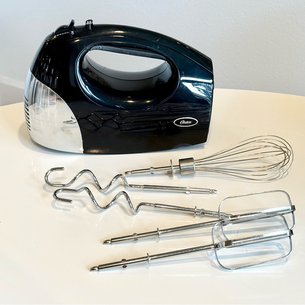 Oster Hand Mixer with Retractable Cord and 5 Attachments - Picture 3 of 7